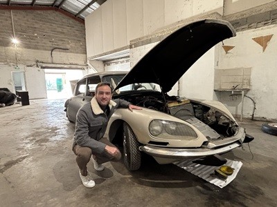 Un entrepreneur retape des voitures anciennes et les fait gagner par tirage au sort