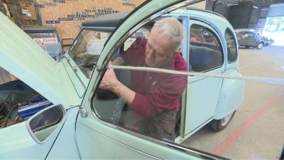 Grâce à la confiance des collectionneurs, ce spécialiste des 2 CV redresse la tête