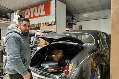 Jaguar, Rolls-Royce... A 32 ans, il est mécanicien de vieilles voitures en Eure-et-Loir
