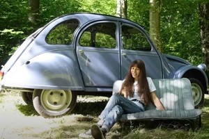 Maeva restaure les 2 CV avec passion