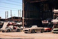 Mercedes, Porsche, Lamborghini... La collection de la casse Klein mise en vente