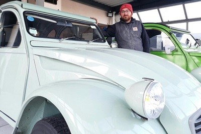 Passionné de 2 CV, ce garagiste retape et restaure les vieilles dodoches