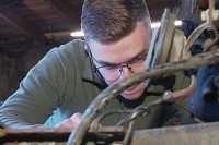 Passionné de voitures anciennes, il monte son entreprise en Auvergne