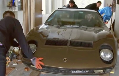 Pour retrouver une Lamborghini Miura SV cachée depuis 40 ans, ils abattent un mur